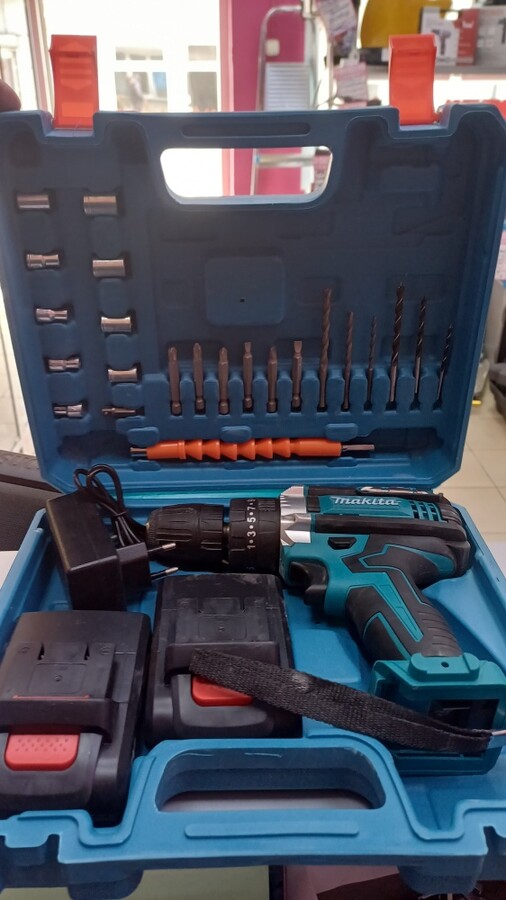 Шуруповерт Makita c набором