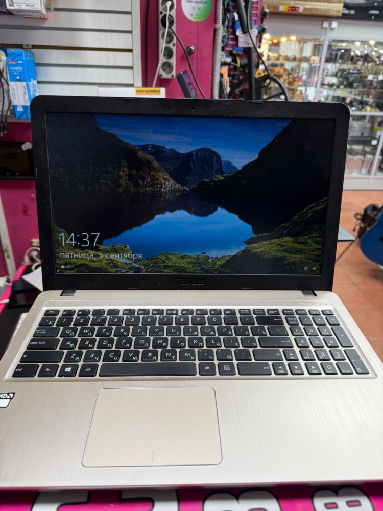 Ноутбук ASUS Е1